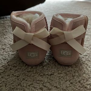 0/1 mo baby girl pink Bailey bow Uggs & matching beanie